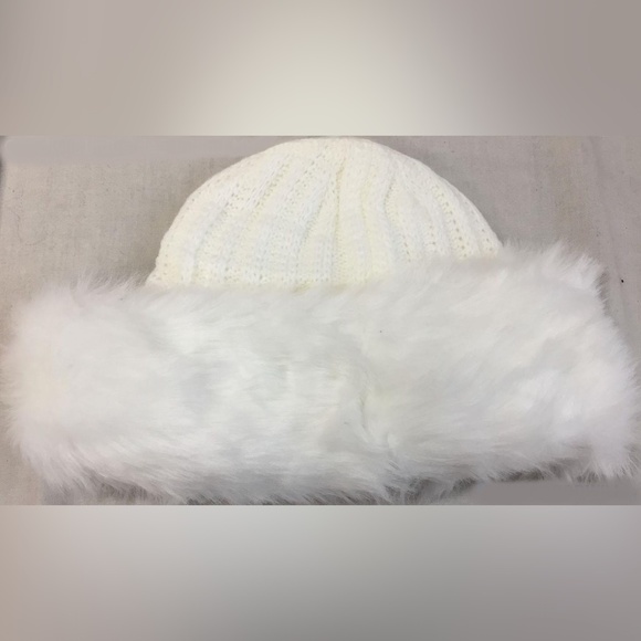 Knitted Warm Winter Faux Fur Trimmed White Beanie Hat One Size